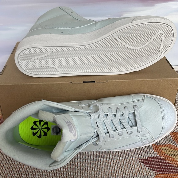 NIKE WMNS BLAZER MID '77 NEXT
NATURAL 
LIGHT SILVER/LIGHT SILVER-WOLF GREY - Picture 3 of 16